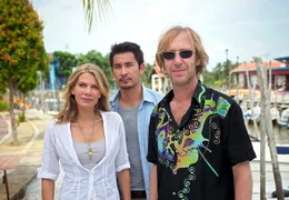 Die Kunsth&auml;ndlerin Juliane (Ursula Karven) findet mit Hilfe des malaiischen Polizisten Mohan (Steve Yap, Mitte) ihren verschollenen Mann J&uuml;rgen (Oliver Stritzel) wieder, der sich auf einer Insel vor Gangstern versteckte.