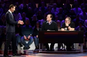 Moderator Kai Pflaume (l.) mit Rateteam-Kapit&auml;n Elton (r.) und dem S&auml;nger Hein Simons (M.).