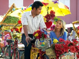 Juliane (Ursula Karven) und Mohan (Steve Yap) finden einander sympathisch.