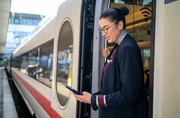Zugchefin Anja Szeglat muss auch Fahrkarten im ICE kontrollieren. Zugchefin Anja Szeglat muss auch Fahrkarten im ICE kontrollieren.