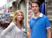 ARD MEIN HERZ IN MALAYSIA, Deutschland/Malaysia 2012, Regie Helmut Metzger, am Samstag (29.09.12) um 20:15 Uhr im Ersten. Oliver (Max Felder) besucht seine Mutter Juliane (Ursula Karven) in Malaysia.