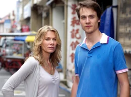 ARD MEIN HERZ IN MALAYSIA, Deutschland/Malaysia 2012, Regie Helmut Metzger, am Samstag (29.09.12) um 20:15 Uhr im Ersten. Oliver (Max Felder) besucht seine Mutter Juliane (Ursula Karven) in Malaysia.