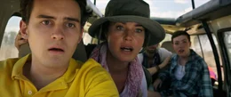 Noah (Michael Johnston, l.), seine Mutter Lauren (Rebecca Romijn, 2.v.l.), sowie Billy (Chris Fisher, 2.v.r.) und Zoe (Isabel Bassett, r.) realisieren, dass ihnen ein Nashorn entgegenkommt.