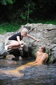Rikki (Cariba Heine, li.) hilft Bella (Indiana Evans, re.) aus der Patsche. Rikki (Cariba Heine, li.) hilft Bella (Indiana Evans, re.) aus der Patsche.