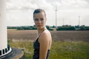 Christin (Saskia Rosendahl) macht dem Windkraftanlagenbauer Klaus eindeutige Avancen ...