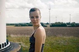 Christin (Saskia Rosendahl) macht dem Windkraftanlagenbauer Klaus eindeutige Avancen ...