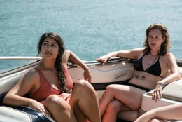 Amali (Homa Faghiri, l.) und Luz (Janet Rothe, r.) bei der Bootsfahrt auf dem Gardasee.