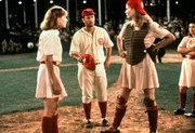 Jimmy Dugan (Tom Hanks, M.) hat viel M&uuml;he, die erbitterte Rivalit&auml;t der beiden Schwestern Kit (Lori Petty, l.) und Dottie (Geena Davis, r.) unter Kontrolle zu halten ...
