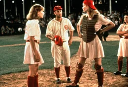 Jimmy Dugan (Tom Hanks, M.) hat viel M&uuml;he, die erbitterte Rivalit&auml;t der beiden Schwestern Kit (Lori Petty, l.) und Dottie (Geena Davis, r.) unter Kontrolle zu halten ...