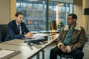 Franz Ainfachnur (Christofer v. Beau, r.) befragt Lutz Körten (Andreas Bichler, l.) in dessen Büro. Franz Ainfachnur (Christofer v. Beau, r.) befragt Lutz Körten (Andreas Bichler, l.) in dessen Büro.