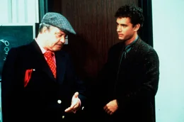 Der dynamische David Basner (Tom Hanks, r.) genie&szlig;t sein Leben in vollen Z&uuml;gen, bis er sich nach der Scheidung seiner Eltern um seinen Vater Max (Jackie Gleason, l.) k&uuml;mmern muss ...