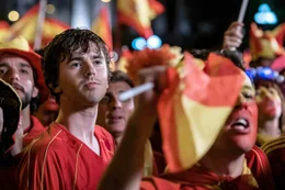 Nach dem Coup in der Bank von Spanien versteckt sich Thom (Freddie Highmore) in einem Fu&szlig;balltrikot der spanischen Fu&szlig;ballnationalmannschaft im Publikum eines Public-Viewing-Event zum WM-Finale 2010 zwischen Spanien und der Niederlande.