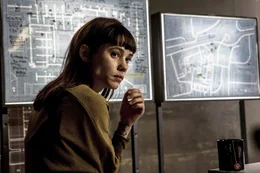 Lorraine (&Agrave;strid Berg&egrave;s-Frisbey) ist besorgt, dass der f&uuml;r ihren Diebstahl angeheuerte Jungingenieur Thom dem an ihn gerichteten Leistungsdruck, den un&uuml;berwindbaren Tresorraum der Bank von Spanien zu entschl&uuml;sseln, nicht standh&auml;lt.