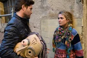 Bei einem Fluchtversuch kann Jo Stoll (Peter Ketnath) Rosa Kienle (Charleen Deetz) stoppen, die versucht hat, eine Maske zu stehlen. Bei einem Fluchtversuch kann Jo Stoll (Peter Ketnath) Rosa Kienle (Charleen Deetz) stoppen, die versucht hat, eine Maske zu stehlen.