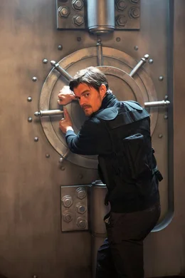 James (Sam Riley) f&uuml;hrt den Einbruch in den Tresorraum der Bank von Spanien an.