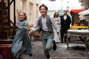 Gegen den Willen seiner eifers&uuml;chtigen Ehefrau sucht Jolyon (Danny Griffin, r.) den Kontakt zu seiner einstigen gro&szlig;en Liebe Louisa (Eleanor Tomlinson, 2.v.r.). So l&uuml;ftet er ihr langgeh&uuml;tetes Geheimnis: er ist der Vater von Holly (Tilly Walker, l.) und Jos (Dexter Seaton, 2.v.l.).