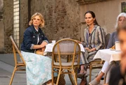 Sylvia (Emilia Fox) und ihre Schwester Isabel (Tara Fitzgerald) beobachten, wie es nach der Trauerfeier für Luigi Masone zu einem Eklat kommt. Sylvia (Emilia Fox) und ihre Schwester Isabel (Tara Fitzgerald) beobachten, wie es nach der Trauerfeier für Luigi Masone zu einem Eklat kommt.