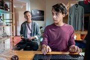 Moritz Brenner (Johannes Hendrik Langer, l.) versucht Matteo Roscher (Fabian Hanis, r.) einige Fragen zu seinem Vater zu stellen, doch der Jugendliche ist nicht gerade sehr gesprächig ihm gegenüber. Moritz Brenner (Johannes Hendrik Langer, l.) versucht Matteo Roscher (Fabian Hanis, r.) einige Fragen zu seinem Vater zu stellen, doch der Jugendliche ist nicht gerade sehr gesprächig ihm gegenüber.