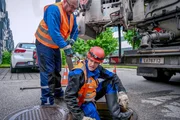 Der Kanalreiniger Paul Rosskopf (Michael Steinocher, r.) wurde von Birkners Firma fristlos gekündigt, da ihm Drogenhandel vorgeworfen wurde. Der Kanalreiniger Paul Rosskopf (Michael Steinocher, r.) wurde von Birkners Firma fristlos gekündigt, da ihm Drogenhandel vorgeworfen wurde.