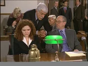 Mark (Dick Van Dyke, M.) k&uuml;ndigt Jill (Brigid Conley Walsh, l.) und deren Verteidiger McNamara (Granville Van Dusen, r.) an, dass er einen Belastungszeugen pr&auml;sentieren wird.