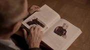 Kommissar Bent Isager-Nielsen blättert durch ein Buch, das die größten Kriminalfälle der skandinavischen Geschichte behandelt. Darunter auch der Fall zum ermordeten Nhut. Die Pistole aus dem Fall ist durch die jahrelange Lagerung im Wasser komplett verrostet. Kommissar Bent Isager-Nielsen blättert durch ein Buch, das die größten Kriminalfälle der skandinavischen Geschichte behandelt. Darunter auch der Fall zum ermordeten Nhut. Die Pistole aus dem Fall ist durch die jahrelange Lagerung im Wasser komplett verrostet.