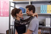 Naomi (Nadine Menz) und Paco (Milos Vukovic) fallen sich nach dem gelungenen Ablenkungsmanöver erleichtert in die Arme. Naomi (Nadine Menz) und Paco (Milos Vukovic) fallen sich nach dem gelungenen Ablenkungsmanöver erleichtert in die Arme.