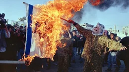 1994 in Gaza City:  Maskierte islamische Aktivisten verbrennen eine israelische Flagge.