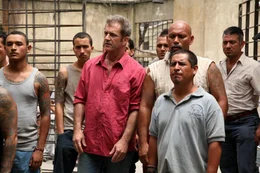 Driver (Mel Gibson) findet sich im mexikanischen Knast wieder