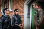 Melanie (Sanna Englund, M.) und Mattes (Matthias Schloo, l.) verdächtigen den Ex-Geliebten (Ben Braun, r.) von Frau Reinhardt, die Bremsleitungen ihres Wagens manipuliert zu haben. Melanie (Sanna Englund, M.) und Mattes (Matthias Schloo, l.) verdächtigen den Ex-Geliebten (Ben Braun, r.) von Frau Reinhardt, die Bremsleitungen ihres Wagens manipuliert zu haben.