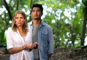 Juliane (Ursula Karven) hat gemeinsam mit Mohan (Steve Yap) die Armbanduhr ihres Mannes gefunden.