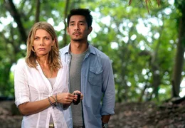 Juliane (Ursula Karven) hat gemeinsam mit Mohan (Steve Yap) die Armbanduhr ihres Mannes gefunden.