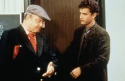 Der junge Werbemanager David Basner (Tom Hanks, r.) muss sich verstaerkt mit seinem Vater Max (Jackie Gleason, l.) auseinandersetzen. Der alte Mann ist von seiner Frau nach 30 Ehejahren verlassen worden und klagt nun sein Recht auf Zuwendung bei seinem Sohn ein...