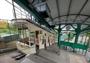 Bergbahnen Dresden - Die Dresdner Schwebebahn ist eine von zwei Bergbahnen in Loschwitz. Der Wuppertaler Schwebebahn ähnlich, werden die beiden Wagen an einem Seil gezogen bzw. hinuntergelassen. In der Mitte der Strecke begegnen sich die Wagen auf den nebeneinander aufgeständerten Schienen. Bergbahnen Dresden - Die Dresdner Schwebebahn ist eine von zwei Bergbahnen in Loschwitz. Der Wuppertaler Schwebebahn ähnlich, werden die beiden Wagen an einem Seil gezogen bzw. hinuntergelassen. In der Mitte der Strecke begegnen sich die Wagen auf den nebeneinander aufgeständerten Schienen.