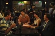 Wollen unbedingt das Geheimnis von Robin (Cobie Smulders, 2.v.r.) lüften: Ted (Josh Radnor, M.), Marshall (Jason Segel, l.), Barney (Neil Patrick Harris, r.) und Lily (Alyson Hannigan, 2.v.l.) ... Wollen unbedingt das Geheimnis von Robin (Cobie Smulders, 2.v.r.) lüften: Ted (Josh Radnor, M.), Marshall (Jason Segel, l.), Barney (Neil Patrick Harris, r.) und Lily (Alyson Hannigan, 2.v.l.) ...