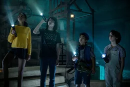 Trevor (Finn Wolfhard, 2.v.l.), seine Freundin Lucky (Celeste O'Connor, l.), Podcast (Logan Kim, 2.v.r.) und Phoebe (Mckenna Grace) untersuchen das Innere der alten Mine.