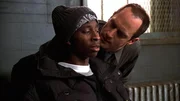 Marcus Cole (Omar Scroggins, l.) steht unter dem Verdacht, seine Lehrerin brutal vergewaltigt und ermordet zu haben. Detective Stabler (Christopher Meloni) f&uuml;hlt dem Sch&uuml;ler auf den Zahn. Die Verwendung des sendungsbezogenen Materials ist nur mit dem Hinweis und Verlinkung auf TVNOW gestattet.