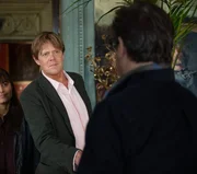 DI Humphrey Goodman (Kris Marshall, l.) und Kunsthändler Terrence Witham (Rufus Jones, r.) begegnen sich mit Skepsis. DI Humphrey Goodman (Kris Marshall, l.) und Kunsthändler Terrence Witham (Rufus Jones, r.) begegnen sich mit Skepsis.