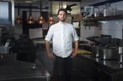 S&Uuml;DWESTRUNDFUNK Am Pass - Geschichten aus der Spitzenk&uuml;che - Tobias Schmitt Im Mainzer Sternerestaurant Favorite hat er das sagen: K&uuml;chenchef Tobias Schmitt. Ausgangspunkt seiner Karriere ist Baden-Baden: Im Brenners Park Hotel & Spa hat er gelernt. Dann f&uuml;hrten ihn die Wanderjahre bis nach Australien.