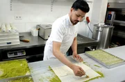 Meister Mehmet Yilmaz aus Neckarsulm bei der Herstellung von Baklava: Butter macht den hauchdünnen Teig für das türkische Gebäck geschmeidig. Meister Mehmet Yilmaz aus Neckarsulm bei der Herstellung von Baklava: Butter macht den hauchdünnen Teig für das türkische Gebäck geschmeidig.