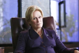 Politikerin Nicolette Cayman (Glenn Close) hat ein d&uuml;steres Geheimnis.