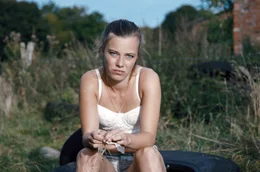 Missmutig schaut Christin (Saskia Rosendahl) ihrem Freund Jan zu.