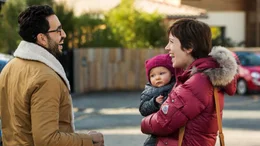Die beiden Neuen von Vincent und Florence, Edouard (Jonathan Cohen, l.) und B&eacute;n&eacute;dicte (Sara Giraudeau, r.), werden durch den Krieg, den die Kinder des geschiedenen Ehepaars gegen sie anzetteln, aus der Not heraus zu Verb&uuml;ndeten.