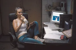 Christin (Saskia Rosendahl) sitzt nach einem Streit mit Jan im B&uuml;ro des Bauernhofs &ndash; den Alkohol immer griffbereit.