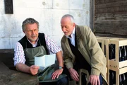 Alfons (Sepp Schauer, r.) hat ein Gedicht geschrieben und bittet Julius (Michele Oliveri, l.) um sein Urteil.