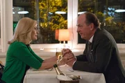 Isa von Brede (Sabine Postel, l.) und Markus Gellert (Herbert Knaup, r.) bei einem romantischen Abendessen.
