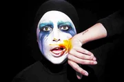 Lady Gaga erklärt sich mit ihrem Album „Artpop“ zum unvollendeten Kunstwerk. Lady Gaga erklärt sich mit ihrem Album „Artpop“ zum unvollendeten Kunstwerk.