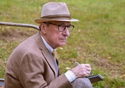 Paul (Rudolf Kowalski) überlegt, wie er Kontakt zu seinem neu gefundenen tschechischen Sohn aufnehmen kann. Paul (Rudolf Kowalski) überlegt, wie er Kontakt zu seinem neu gefundenen tschechischen Sohn aufnehmen kann.
