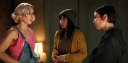 Drei der anderen Settman-Schwestern (Noomi Rapace) suchen nach Monday.