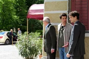 Werner (Dirk Galuba, r.), Konstantin (Moritz Tittel, M.) und Moritz (Daniel F&uuml;nffrock, l.) beobachten Kristin (Nina Schmieder, h.l.) bei ihrem Versuch, vom "F&uuml;rstenhof" zu fl&uuml;chten.