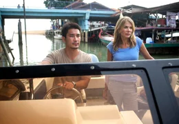 ARD MEIN HERZ IN MALAYSIA, Deutschland/Malaysia 2012, Regie Helmut Metzger, am Samstag (29.09.12) um 20:15 Uhr im Ersten. Juliane (Ursula Karven) sucht mit Mohan (Steve Yap, links) nach ihrem verschollenen Mann.